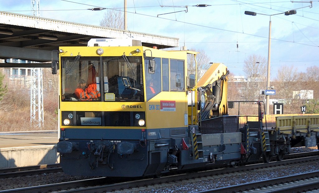 ROBEL BAMOWAG 54.22 der DB Bahnbaugruppe (GKW 303) mit Drehgestellflachwagen bei der Durchfahrt im Bhf. Flughafen Berlin-Sch�nefeld.