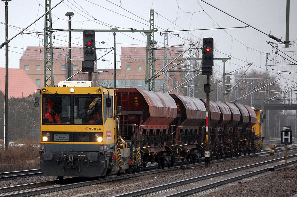Robel BAMOWAG 54.22 der DB-Bahnbaugruppe mit Schotterwagen, hinten dran ein weiterer BAMOWAG Richtung K�nigswusterhausen, 09.01.13 Bhf. Flughafen Berlin-Sch�nefeld. 