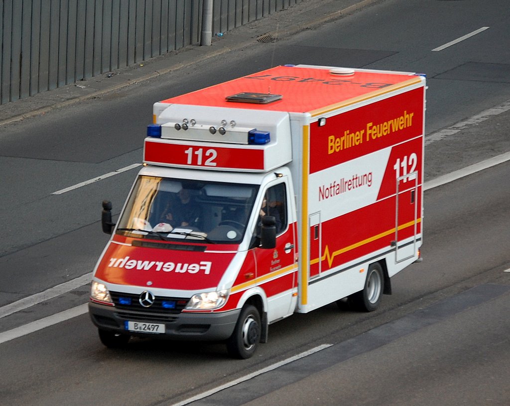 RTW der Berliner Feuerwehr, 25.03.10 Berliner Stadtautobahn H�he Kaiserdamm.