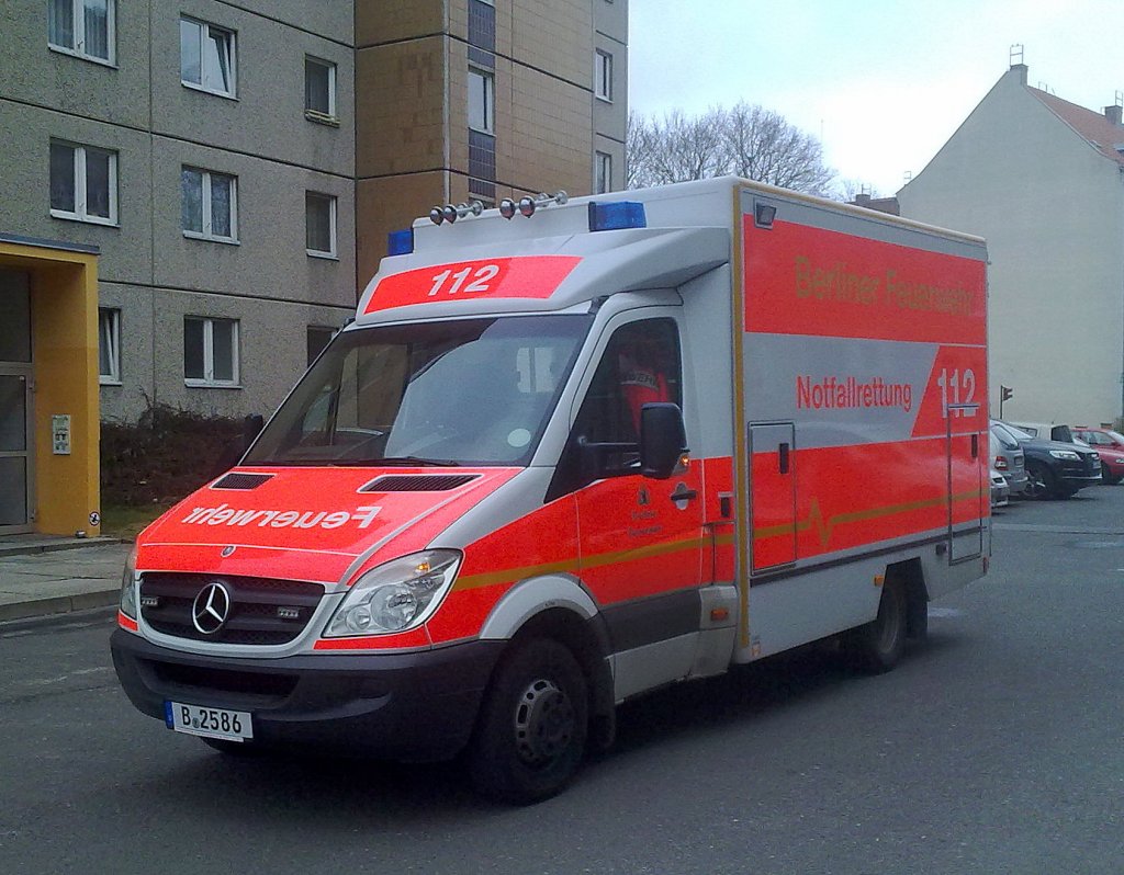 RTW der Berliner Feuerwehr am 13.03.12 Berlin-Pankow.