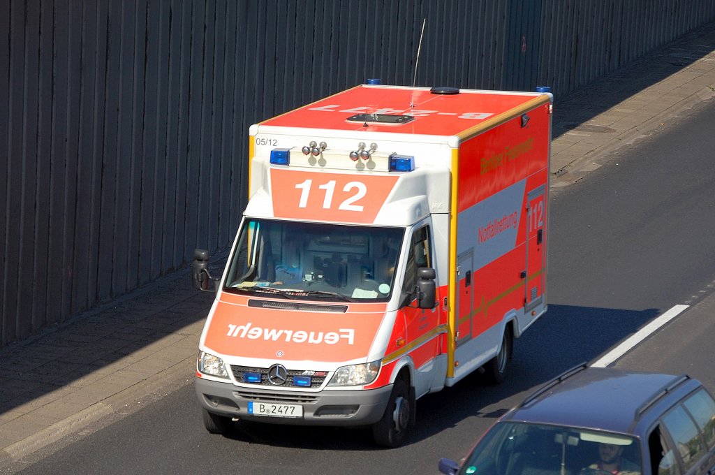RTW der Berliner Feuerwehr, ein MB 413 CDI mit Kastenmodulaufsatz, Berliner Stadtautobahn H�he Knobelsdorffstr., 22.09.10