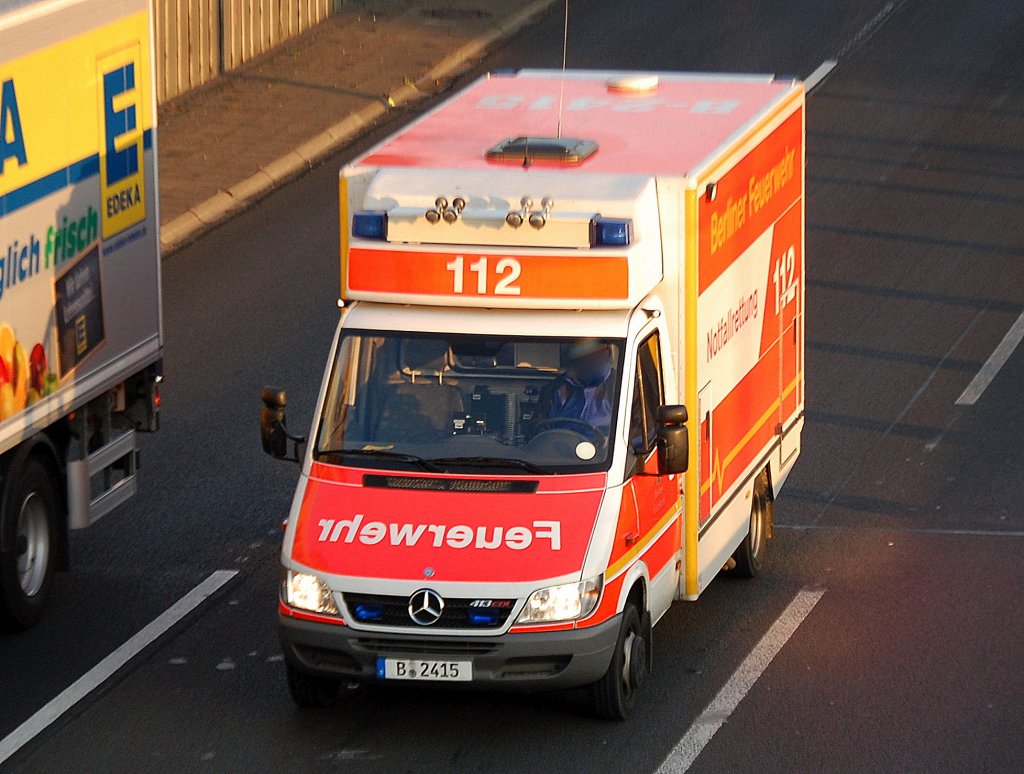 RTW der Berliner Feuerwehr, ein MB 413 CDI Kastenmodul, 18.10.10 Berliner Stadtautobahn H�he Knobelsdorffstr.