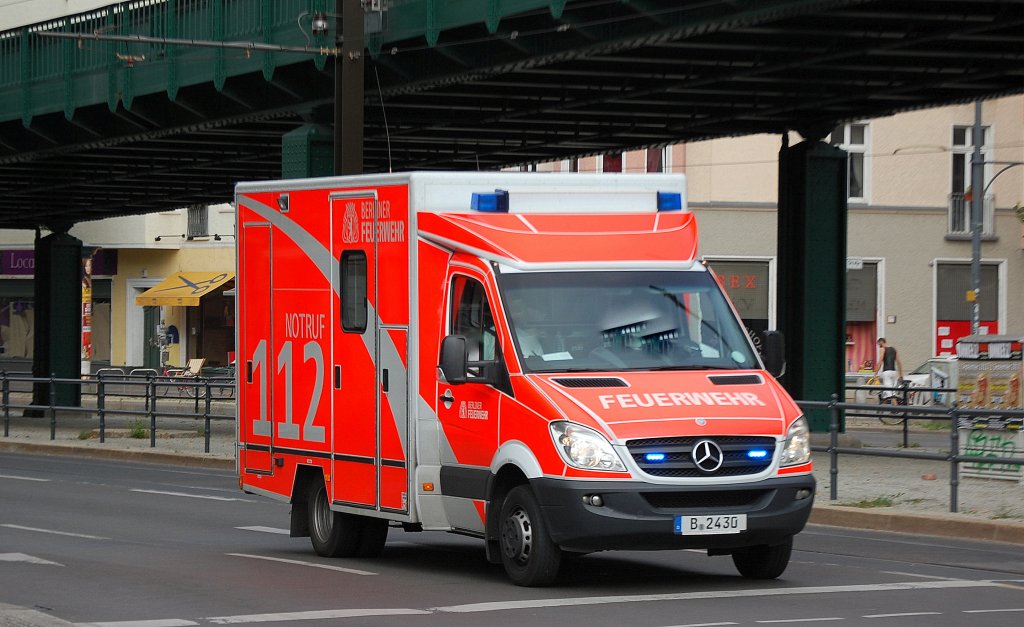 RTW der Berliner Feuerwehr, MB Sprinter mit Kastenmodul am 21.08.12 Berlin-Pankow.  