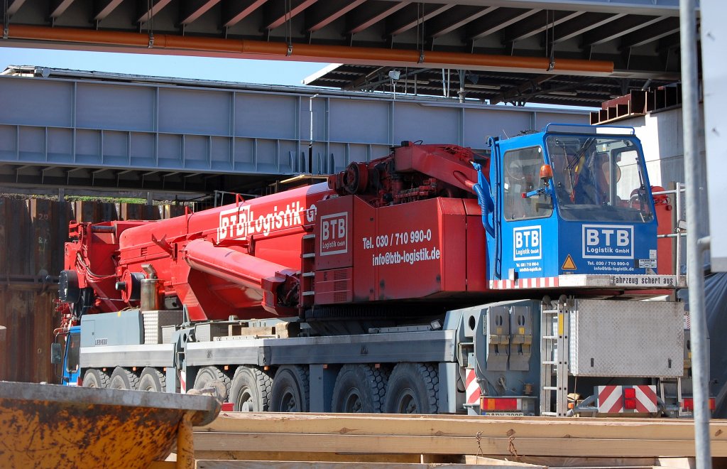 R�ckansicht eines LIEBHERR LTM 1500 der Berliner Fa. BTB am 13.04.09 Gro�baustelle Berlin-Ostkreuz.