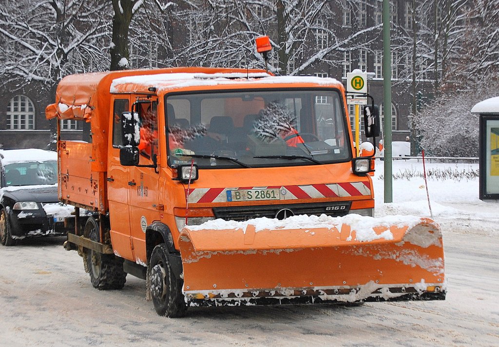 Rund um die Uhr inzwischen im Einsatz, die BSR (KS 461) im Schneer�umdienst in Berlin mit einem ihrer MB 616 D Transporter mit R�umschildvorbau, 28.12.10 Berlin-Pankow. 