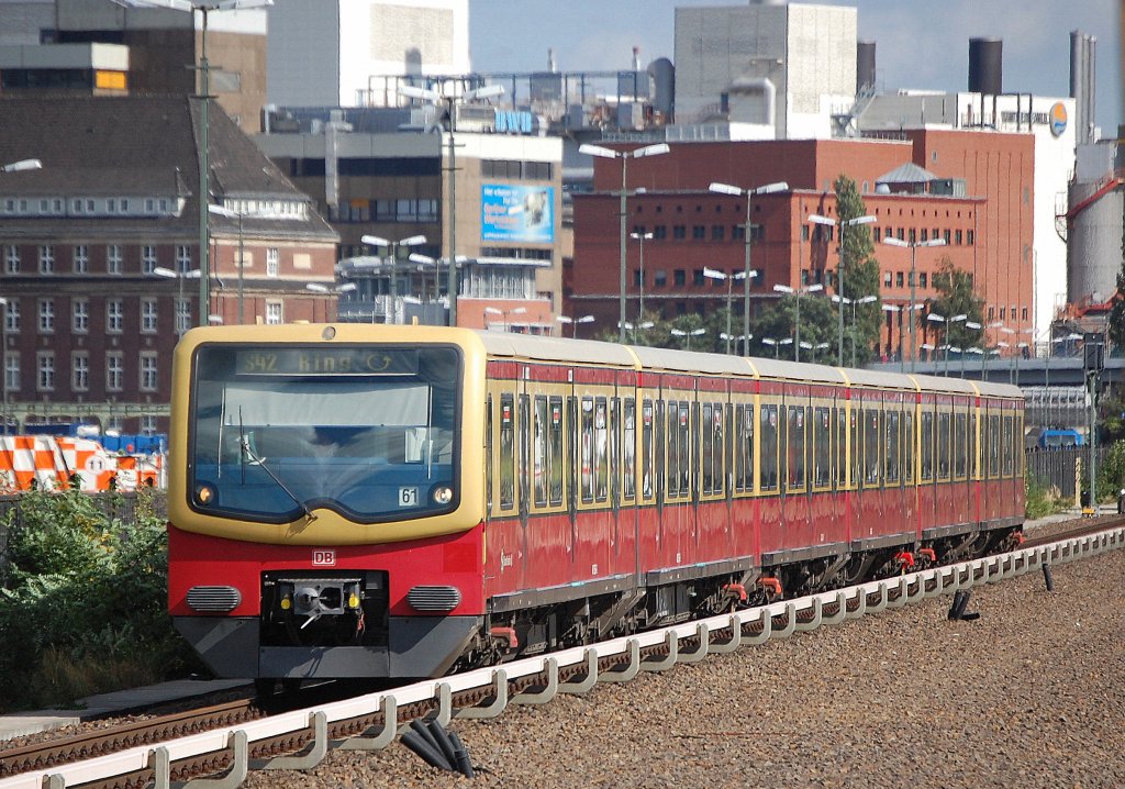S42 der Berliner Ringbahn (S-Bahn) mit einem Triebzug der BR 481 zwischen den Stationen Berlin-Westhafen und Berlin-Beusselstr. am 15.09.10