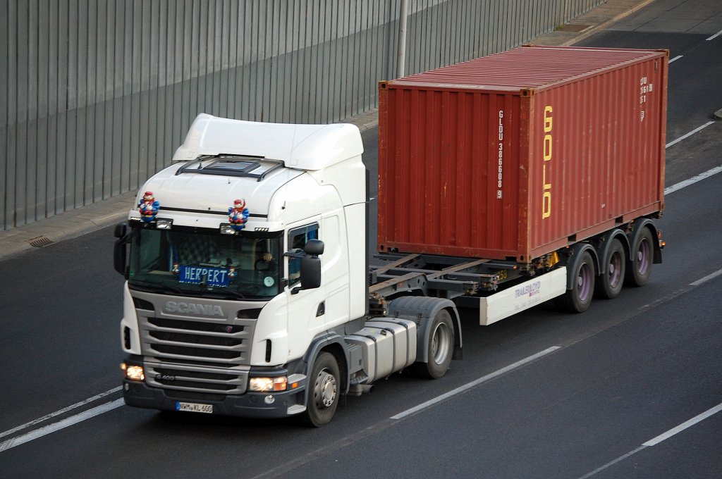 SACANIA R400 mit Containeraufsetzauflieger, 07.09.10 Berliner Stadtautobahn H�he Kaiserdamm.