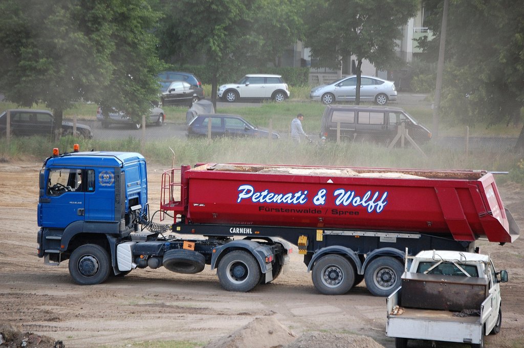 Sattelkipper MAN TGA 18.410 der Fa. Petenati & Wolff am 30.05.12 Berlin-Pankow.