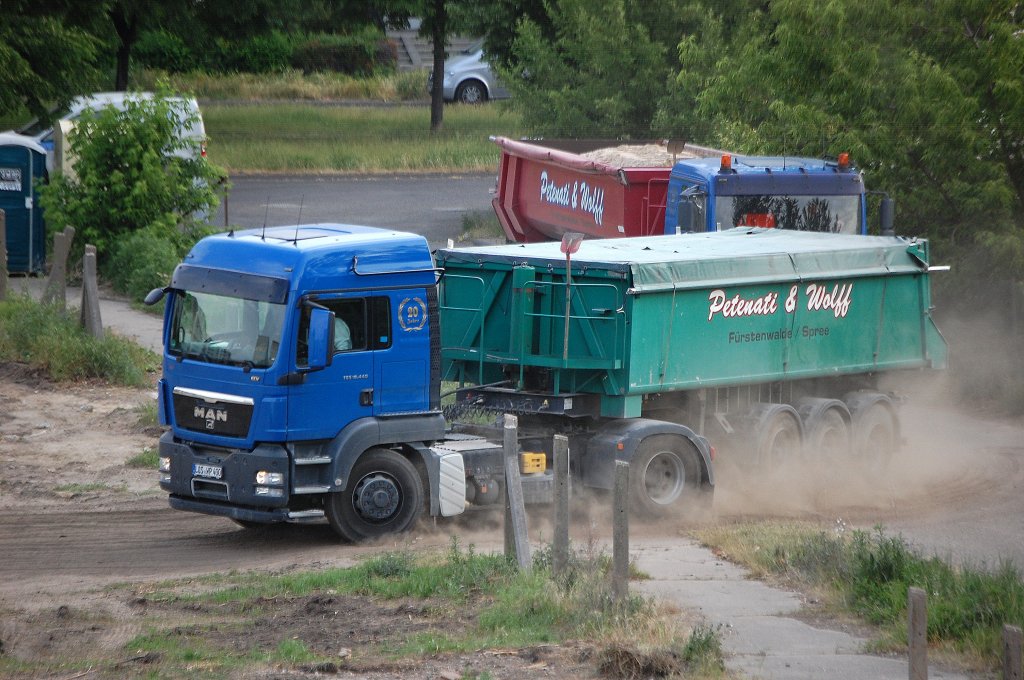 Sattelkipper MAN TGS 18.440 der Fa. Petenati & Wolff am 30.05.12 Berlin-Pankow.