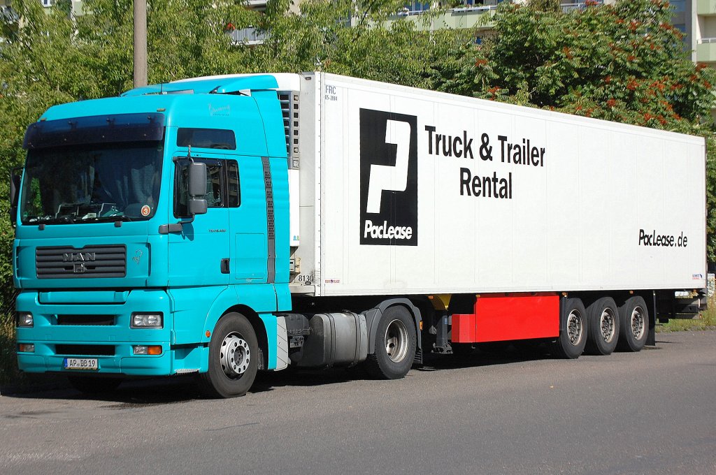 Sattelzug mit Leasingauflieger, eine MAN TGA 18.480 Zugmaschine, 27.06.11 Berlin-Pankow.