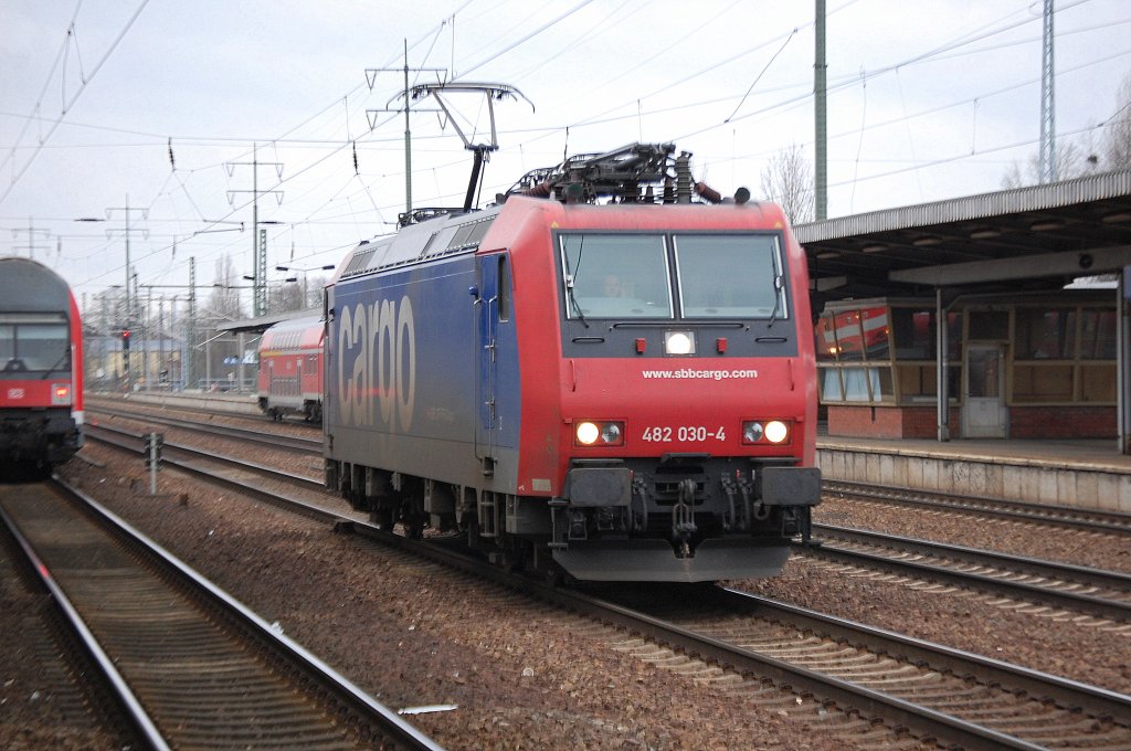 SBB Cargo Leasinglok Re 482 030-4 soll im Moment wohl an das Hamburger Unternehmen HSL vermietet sein, hier bei der Durchfahrt im Bhf. Flughafen Berlin-Sch�nefeld.