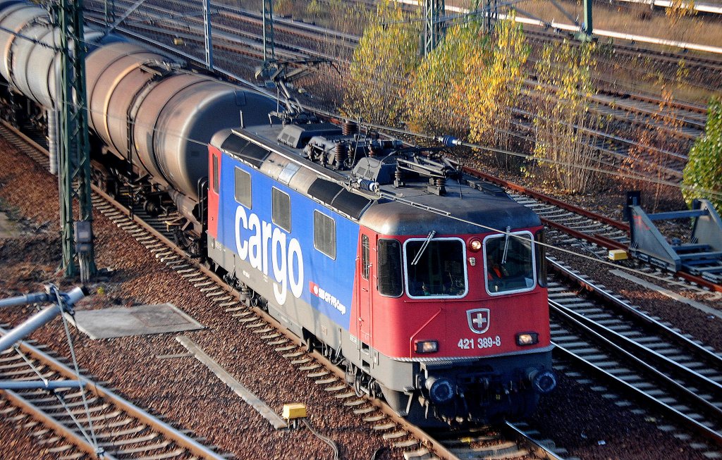 SBB Cargo Mietlok Re 421 389-8 mit Kesselwagenzug am 20.11.12 Berlin Putlitzbr�cke.