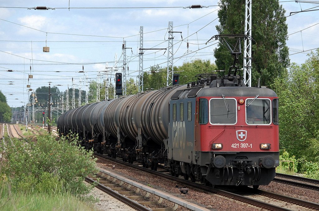 SBB Cargo Mietlok Re 421 397-1 mit Kesselwagenzug am 23.05.13 Berlin-Karow.