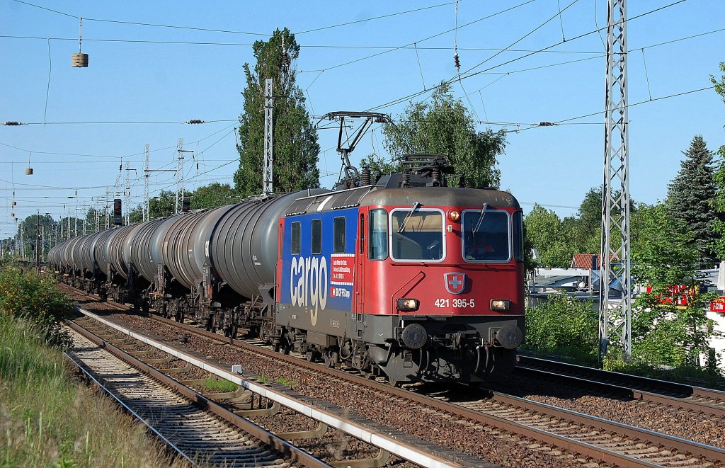 SBB Cargo Mietlok Re 421 395-5 mit Kesselwagenzug Richtung Karower Kreuz Berlin, 05.06.13