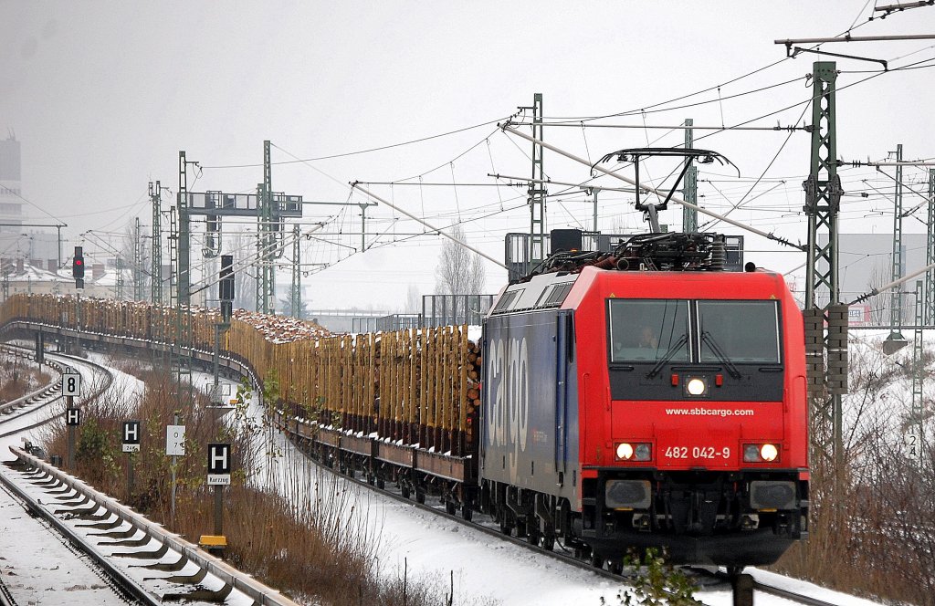SBB Cargo Mietlok Re 482 042-9 mit Holzzug Richtung Berlin-Spandau, 10.12.12 Berlin-Westhafen.