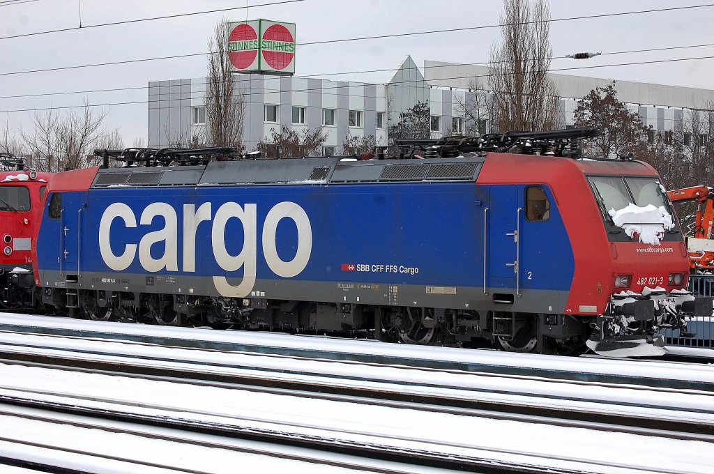 SBB Cargo Mietlok Re 482 021-3 abgestellt am 11.03.13 Berlin Greifswalder Str., im Moment scheinbar f�r die EGP t�tig.