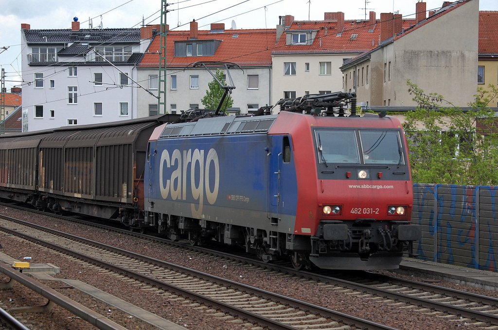 SBB Cargo Mietlok Re 482 031-2 mit Ganzzug Schiebewandwagen Richtung Berlin-Westhafen, 14.05.13 Berlin-Wedding.