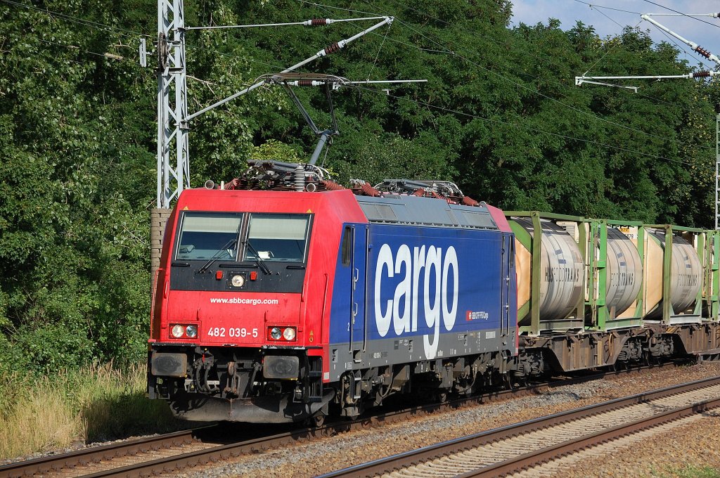 SBB Cargo Mietlok Re 482 039-5 f�r LOCON t�tig mit Containerzug beladen ausschlie�lich mit Silocontainern f�r Lebensmitteltransporte Richtung Oranienburg am 18.07.13 M�hlenbeck/m�nchm�hle bei Berlin.