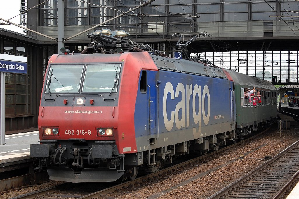 SBB Cargo Mirtlok Re 482 018-9 mit dem ersten Fu�ballsonderzug der Fans aus Stuttagrt am 01.06.13 zum DFB Pokalendspiel in Berlin im Bhf. Berlin Zoologischer Garten.