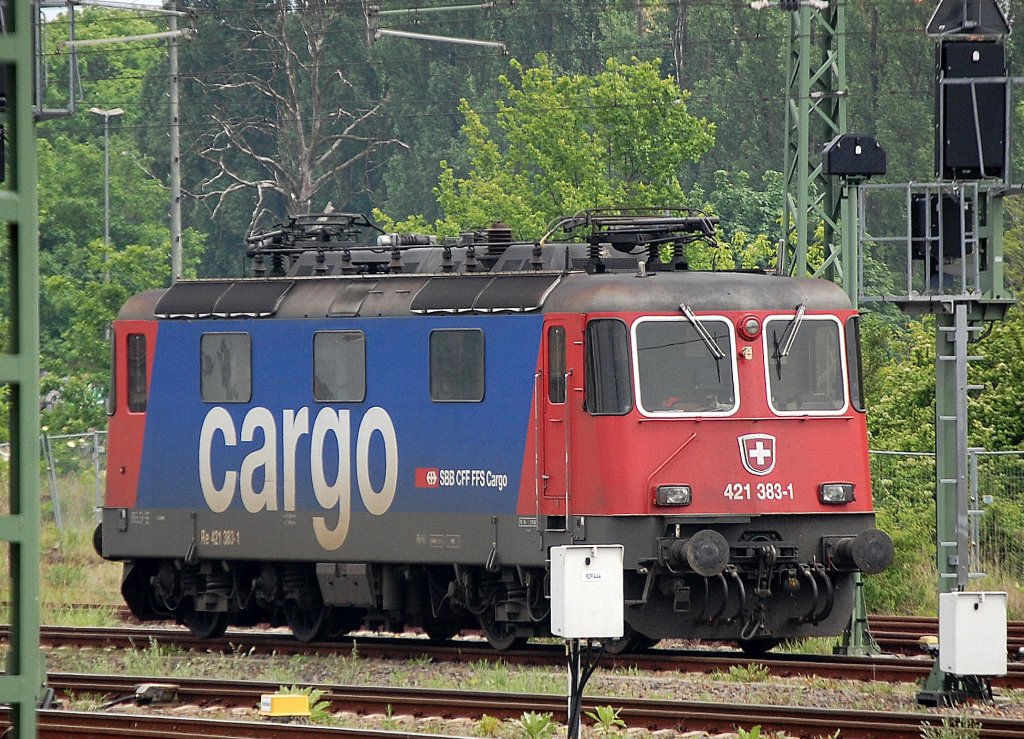 SBB Cargo Re 421 383-1 am 27.05.10 in Ruheposition am Gbf. Berlin Moabit N�he Berliner Westhafen abgestellt.  