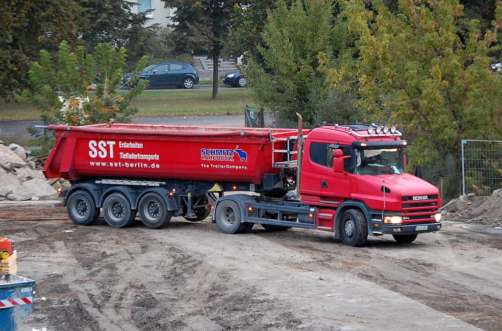 SCANIA 124G/420 Sattelkipper der Fa. SST, 02.10.12 Berlin-Karow.