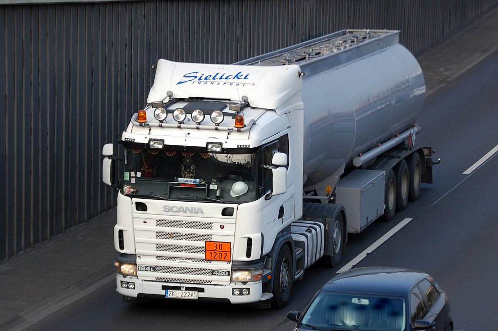 SCANIA 124L/420 Zugmaschine der Fa. Sielicki TRANSPORT mit Tankauflieger f�r Dieselkraftstoff lt. Gefahrstofftafel, 25.10.11 Berliner Stadtautobahn H�he Knobelsdorffbr�cke. 