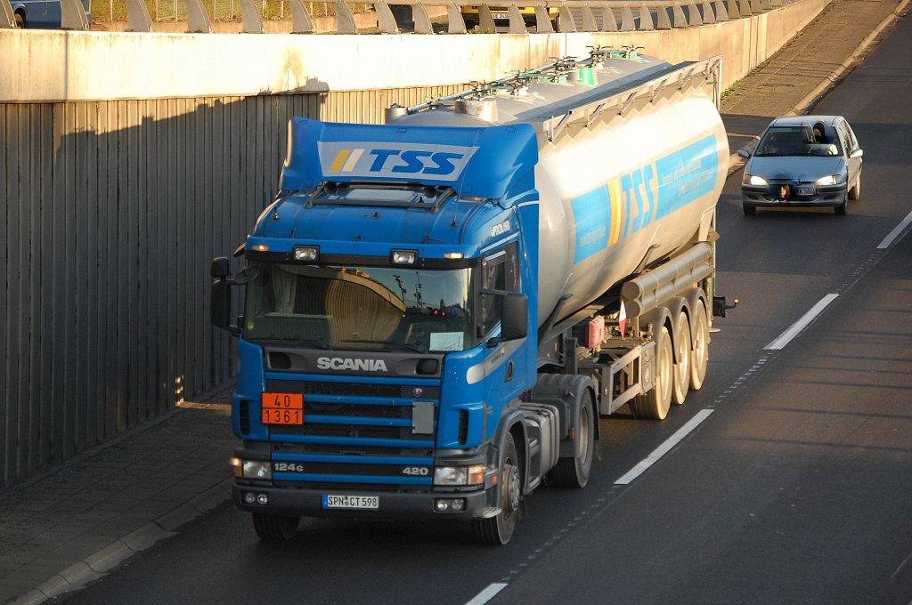 SCANIA 142G/420 PS Zugmaschine mit Siloauflieger der Fa. TSS mit lt. Gefahrstofftafel 40/1361 Kohle bzw. Ru� tierischen oder pflanzlichen Ursprungs bef�llt, 22.09.10 Berliner Stadtautobahn H�he Knobelsdorffstr.
