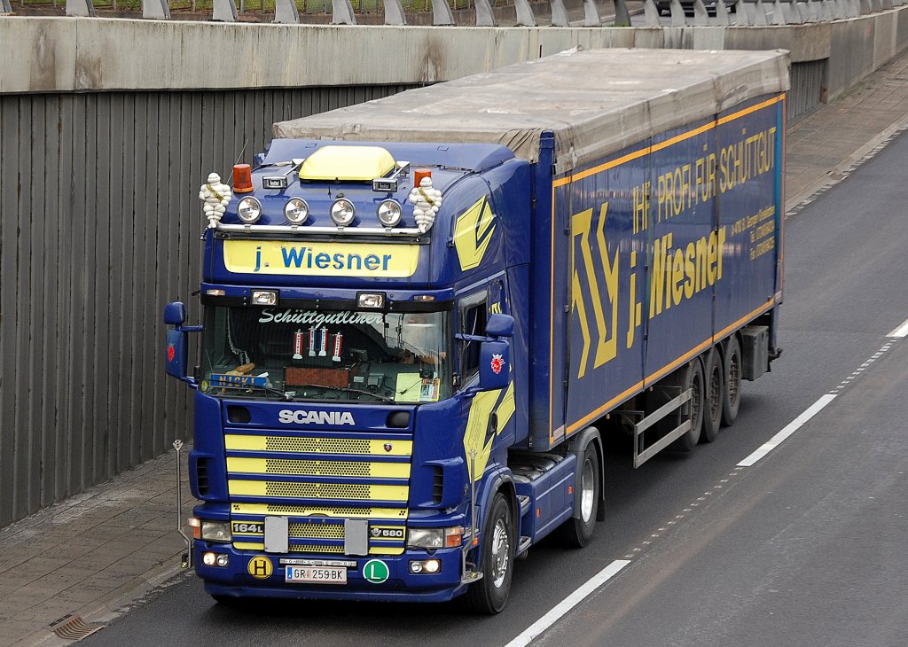 SCANIA 164L/580 PS Zugmaschine mit Auflieger mit Planenabdeckung aus �sterreich der Fa. J.Wiesener (Sch�ttgutliner), farblich sehr ansprechend, 08.09.10 Berliner Stadtautobahn H�he Knobelsdorffstr.  