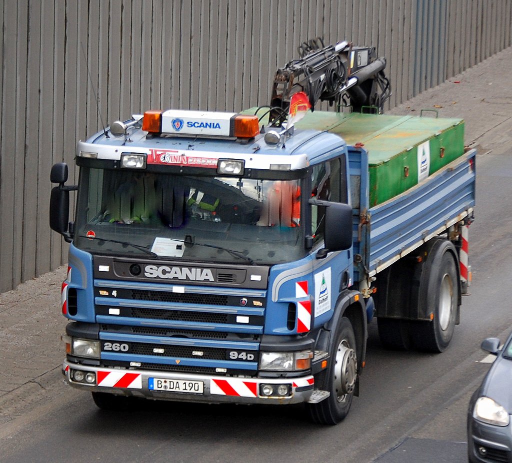 SCANIA 260/94D Baukipper mit Hydraulikgreifarm, 08.03.10 Berliner Stadtautobahn H�he Kaiserdamm.  