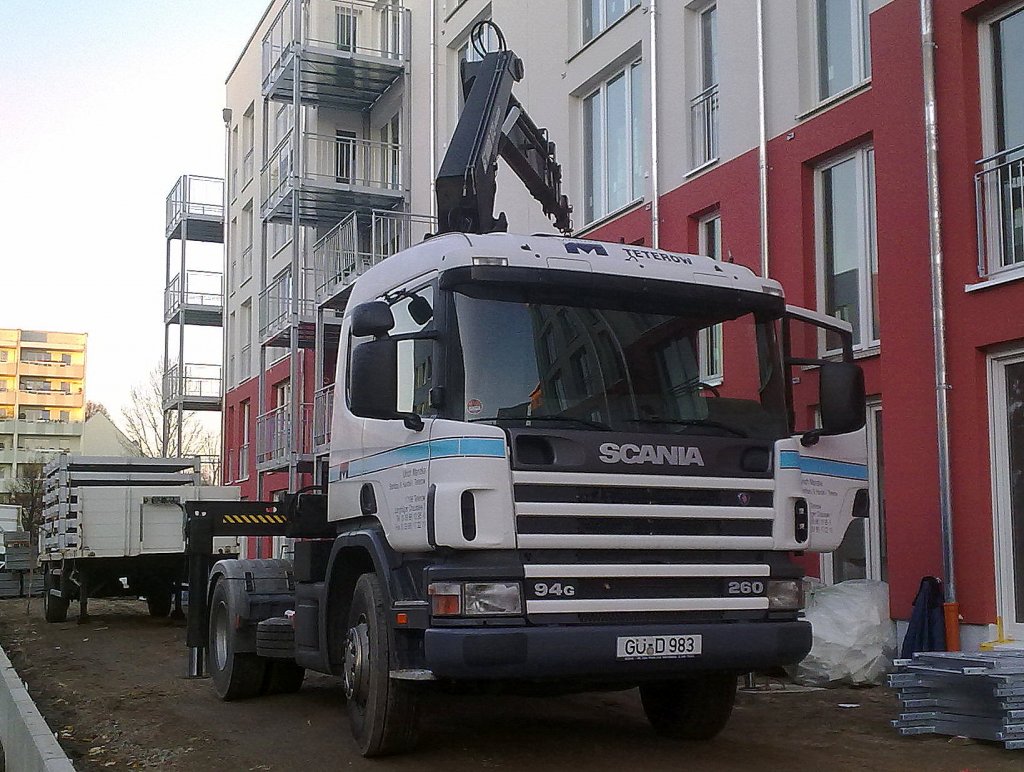 SCANIA 94G/260 mit Spezialaufbau mit Hydraulikgreifarm beim Aufbau von Au�enbalkons an einem Neubau, 13.11.12 Berlin-Pankow.