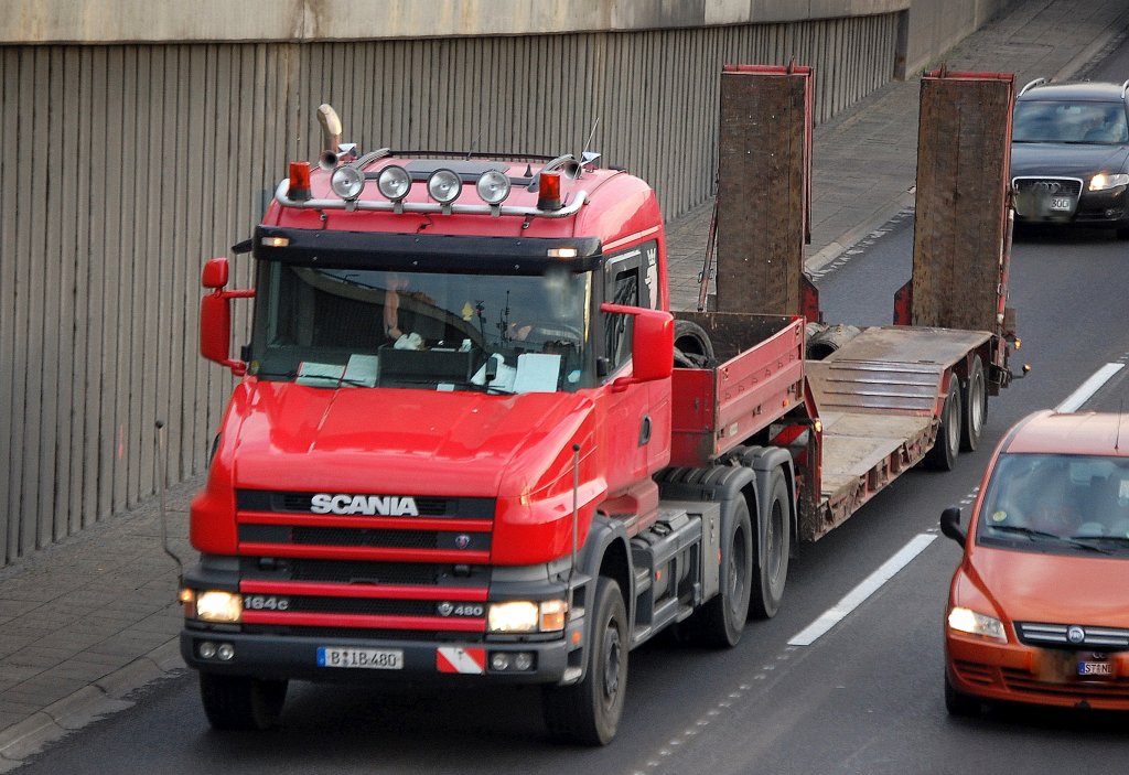 SCANIA Fronthauber 164C/480 PS Zugmaschine mit Ladebr�ckenauflieger, Berliner Stadtautobahn 08.09.10 H�he Knobelsdorffstr.