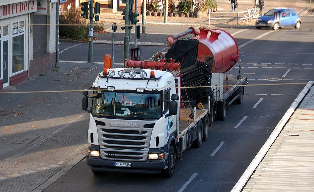 SCANIA G400 Transport LKW mit Hydraulikgreifarm + H�nger mit Abwasser- und F�kalientank beladen am 26.10.12 Berlin Greifswalder Str.