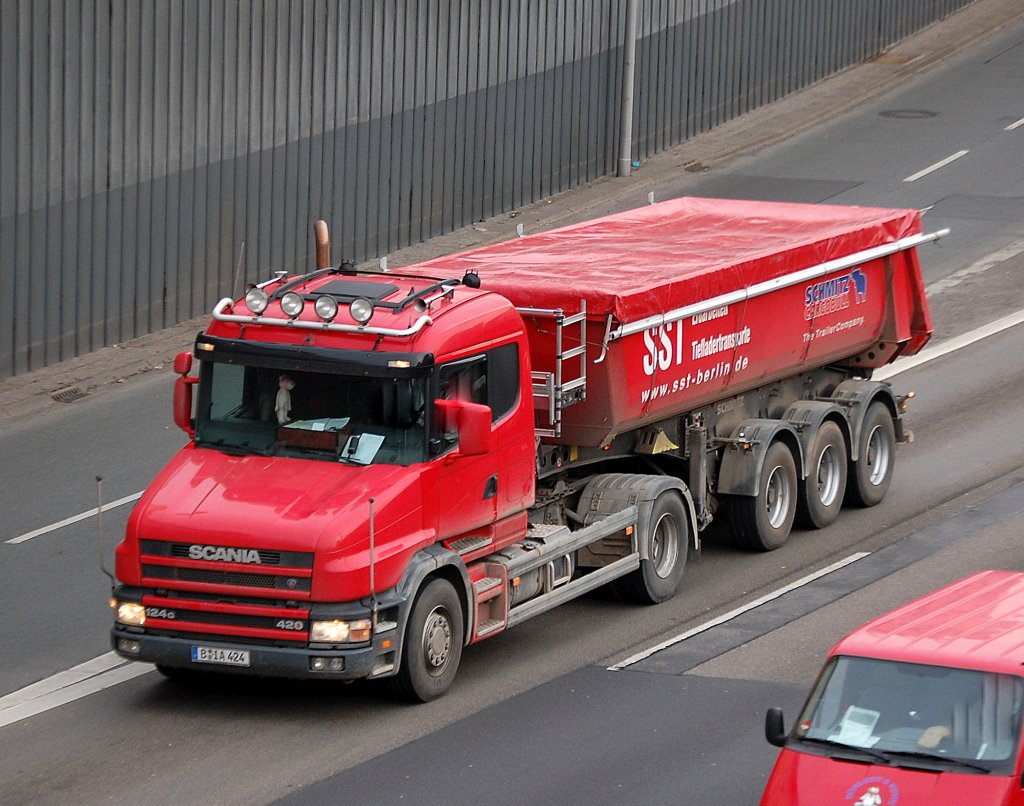 SCANIA Hauber 124G/420 Sattelkipper der Fa.SST aus Berlin, 24.03.10 Berliner Stadtautobahn H�he Kaiserdamm. 