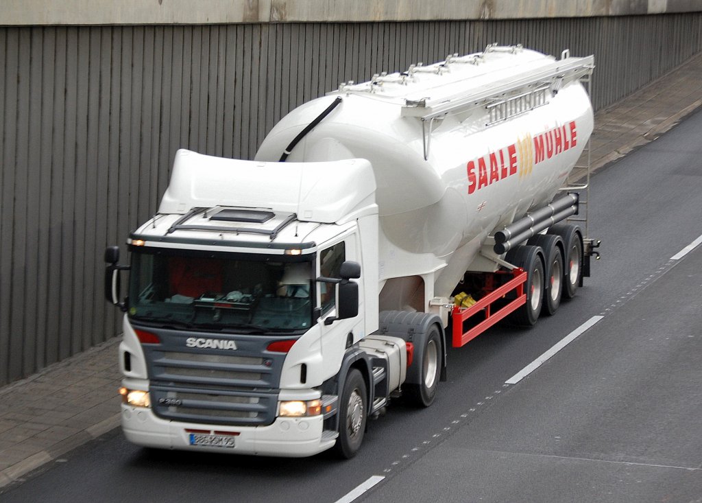 SCANIA P380 PS Zugmaschine mit Eutersiloauflieger der Fa. SAALE M�HLE f�r Mehltransporte, 21.09.10 Berliner Stadtautobahn H�he Knobelsdorffstr.