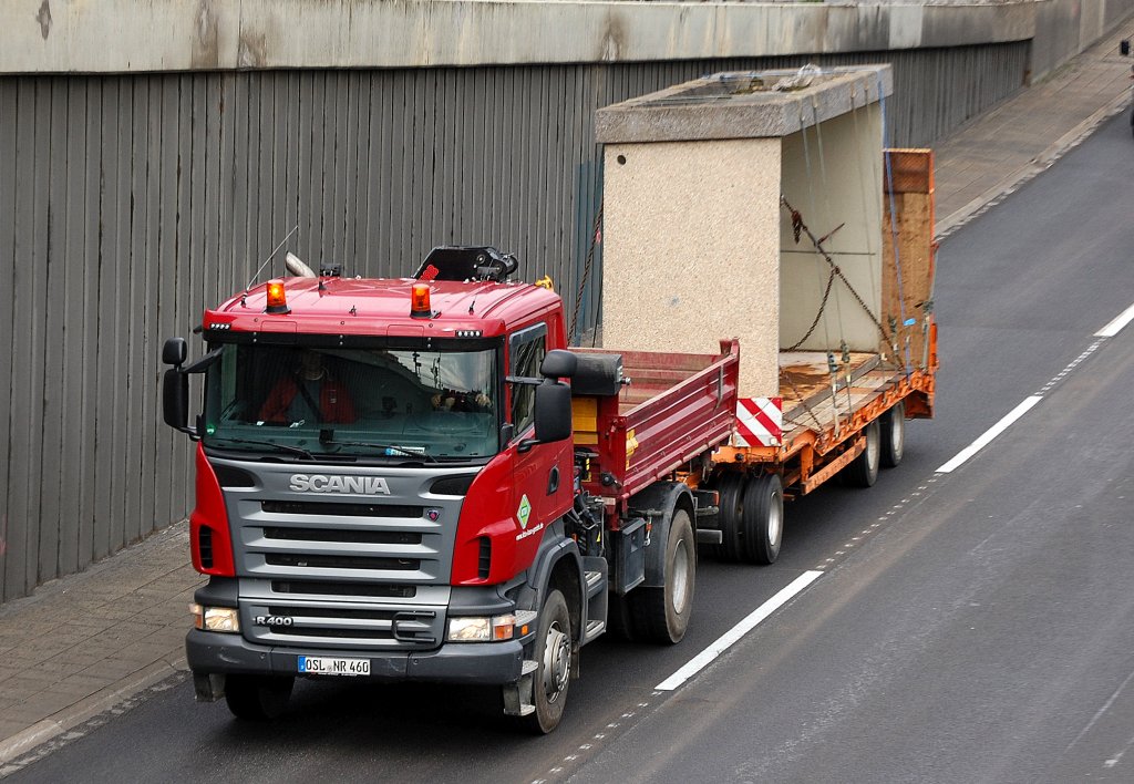 SCANIA R400 PS Baukipper mit Hydraulikgreifarm und H�nger mit Baufertigteil, 08.09.10 Berliner Stadtautobahn H�he Knobelsdorffstr. 