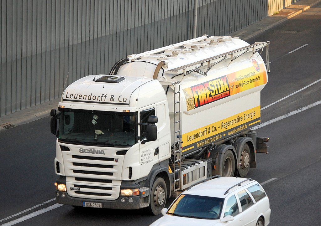 SCANIA R420 mit gewaltigem Silo- bzw. Tankaufbau, vielleicht sogar f�r gasf�rmige G�ter? der Fa. Leuendorff & Co. mit dem Produktlogo FIRE STIX, 07.09.10 Berliner Stadtautobahn H�he Kaiserdamm.