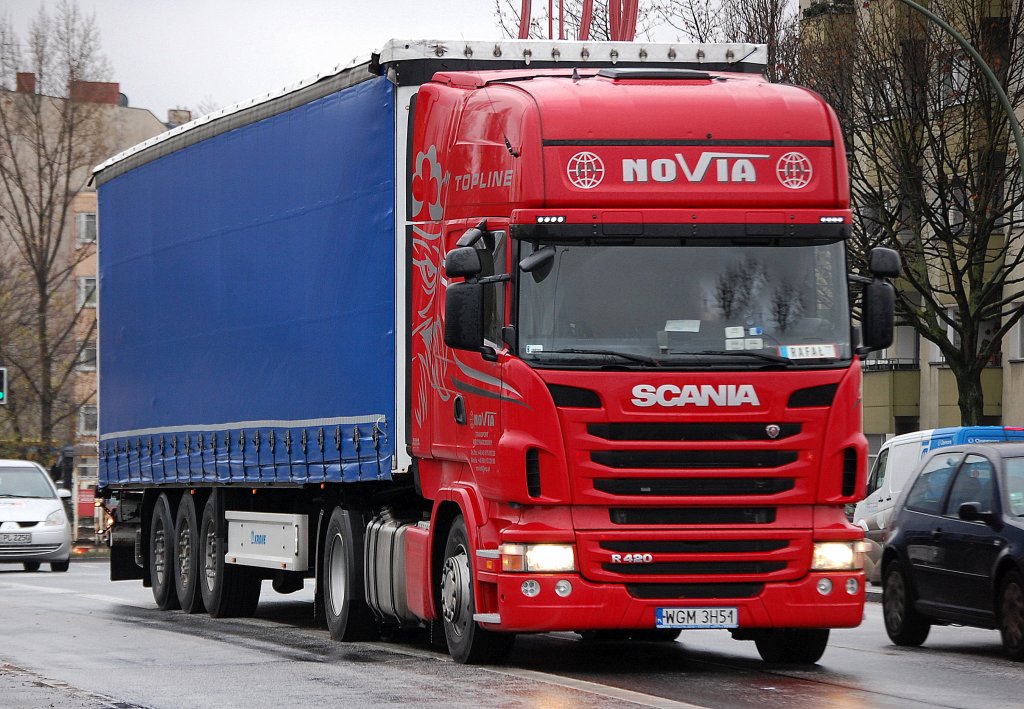 SCANIA R420 Sattelzug der polnischen Sped. NOVIA, 30.11.12 Berlin Beusselbr�cke.