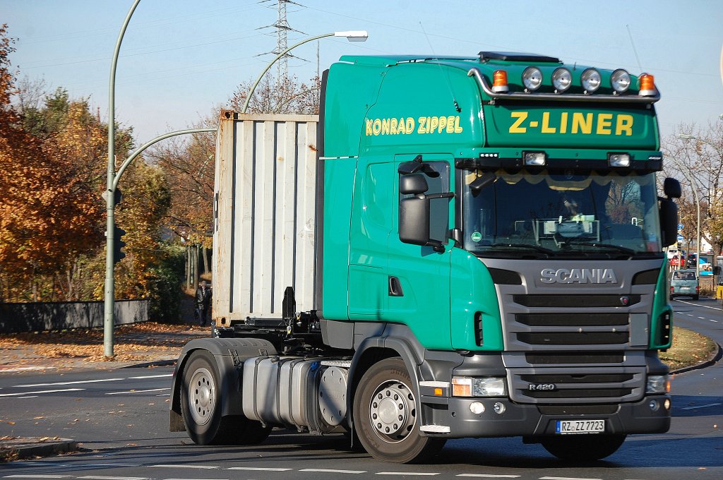 SCANIA R420 Sattelzug der Sped. KONRAD ZIPPEL/Z-LINER mit Container f�r das Terminal im Berliner Westhafen, 29.10.12 Berlin-Beusselstr.