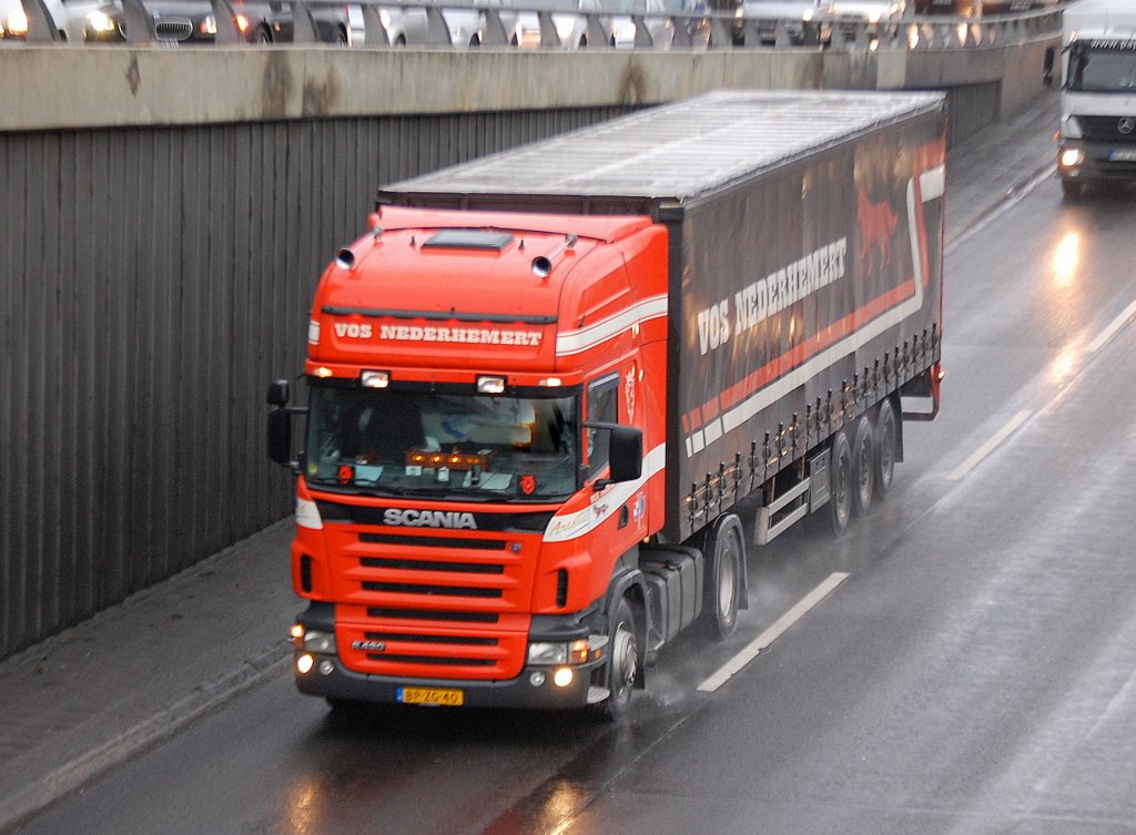 SCANIA R440 Sattelzug der niederl�ndischen Firma VOS NEDERHEMMERT, 25.01.11 Berliner Stadtautobahn H�he Knobelsdorffbr�cke.