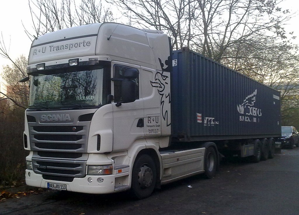 SCANIA R440 der Sped. R+U Transporte mit Containertr�gerauflieger, 13.11.12 Berlin-Pankow.