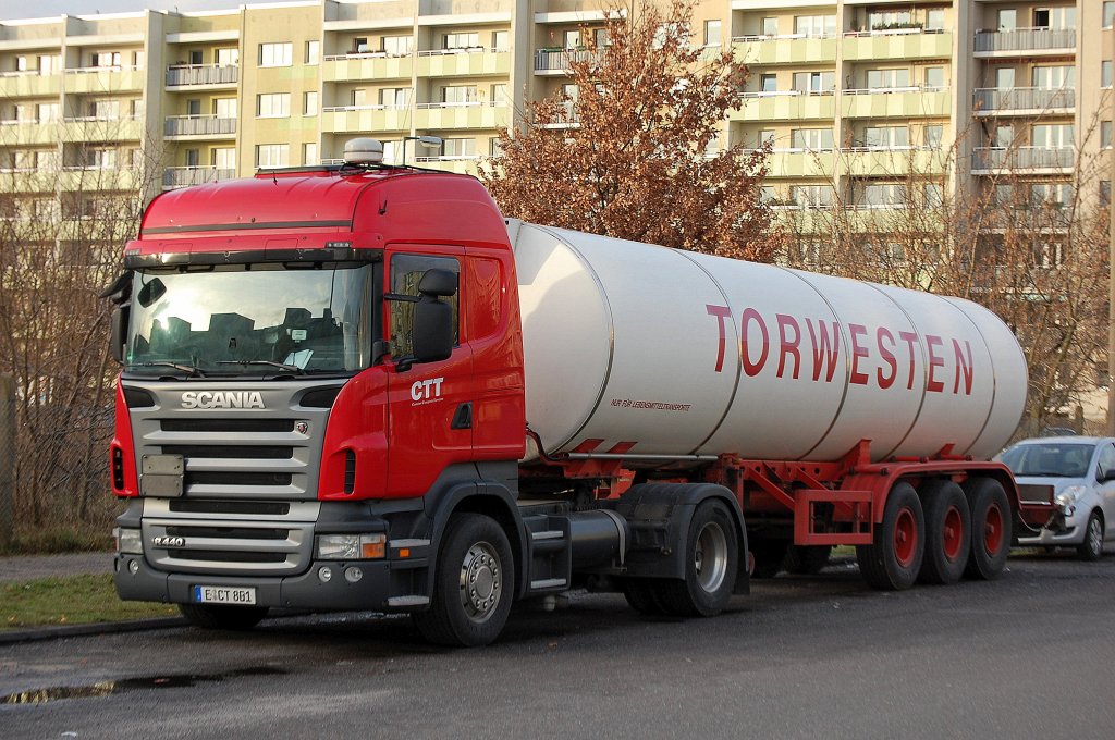 SCANIA R440 Zugmaschine der Fa.CTT mit Tankauflieger von TORWESTEN, 15.01.11 Berlin-Pankow.