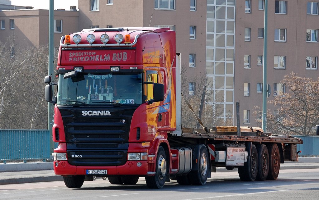 SCANIA R500 Sattelzug mit Flachauflieger der Sped. Friedhelm Bub, 17.04.13 Berlin-Putlitzbr�cke.