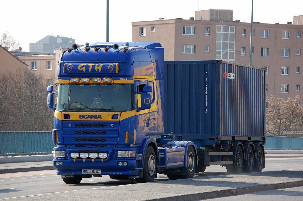 SCANIA Sattelzug mit Containerauflieger der Fa.GTH am 17.04.13 Berlin-Putlitzbr�cke.
