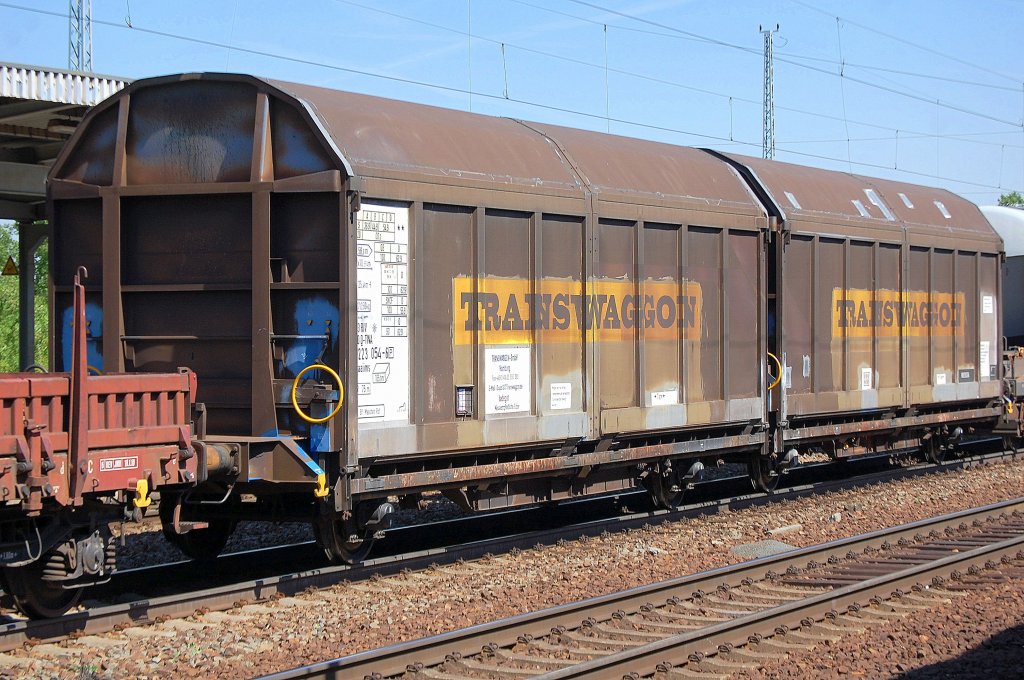 Schiebewanddoppelwageneinheit vom Einsteller TRANSWAGGON-GmbH in Hamburg eingestellt mit der Nr. 23 RIV 80 D-TWA 4223 054-6(P) Laaiims Bf. Maschen Rbf. Ladegut: N�sseempfindliche G�ter, 09.05.11 Bhf. Flughafen Berlin-Sch�nefeld.