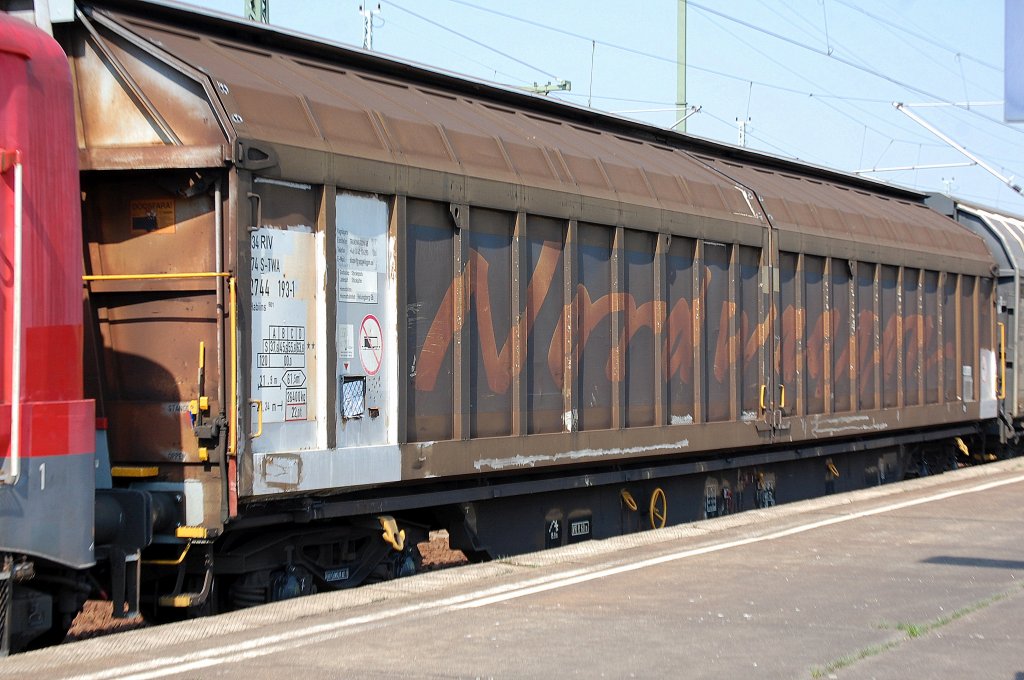 Schiebewandwagen vom Einsteller TRANSWAGGON AG eingestellt in Schweden mit der Nr. 34 RIV 74 S-TWA 2744 193-1 Habiins 901  Heimatbahnhof: Helsingborg Gb Ladegut: St�ckg�ter, 23.04.11 Bhf. Flughafen Berlin-Sch�nefeld.