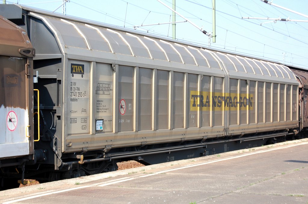 Schiebewandwagen vom Einsteller TRANSWAGGON AG eingestellt in der Schweiz mit der Nr. 33 RIV 85 CH-TWA 2740 292-3(P) Habbiins 16, 23.04.11 Bhf. Flughafen Berlin-Sch�nefeld.