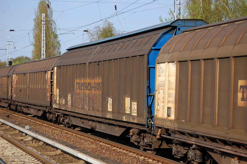 Schiebewandwagen vom Einsteller TRANSWAGGON eingestellt mit der Nr. 83 80 D-TWA 2745 811-9(P) Habiins 12 Bf.: Maschen Rbf. Ladegot: Kartonagen und andere G�ter, 19.04.11 Berlin-Karow.