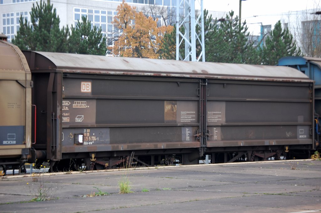 Schiebewandwagen mit zwei Rads�tzen ohne Trennwandsystem der DB vom Typ Hbis-ww 299 eingestellt mit der Nr. 21 RIV 80 DB 225 5 724-1 Hbis-ww 299 am 08.11.08 Bhf. Flughafen Berlin-Sch�nefeld. 