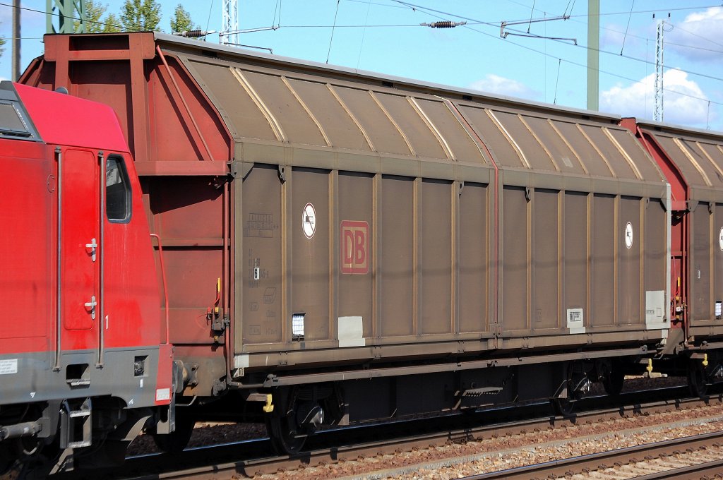 Schiebewandwagen mit zwei Rads�tzen und vier verriegelbaren Trennw�nden der DB vom Typ Hbbills 311 eingestellt mit der Nr. 41 80 D-DB 2476 046-8 Hbbills 311 am 12.09.09 Bhf. Flughafen Berlin-Sch�nefeld. 