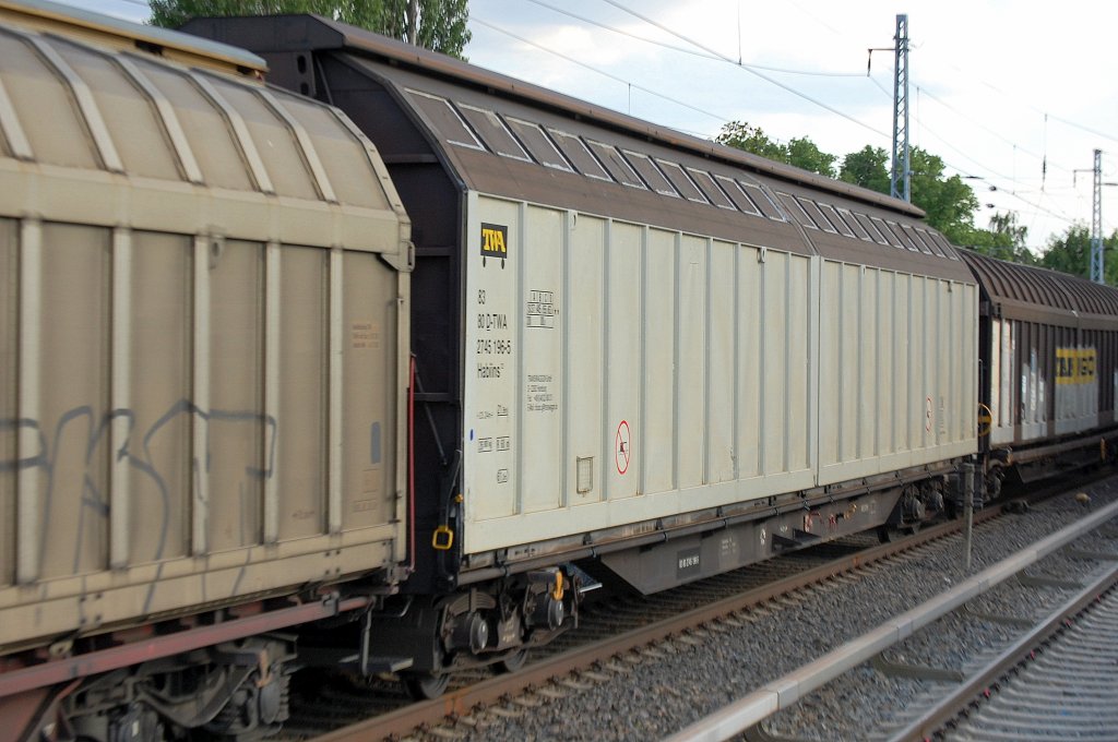 Schiebewandwagen vom Wageneinsteller Transwaggon vom Typ Habiins 12 in Deutschland eingestellt mit der Nr. 33 80 D-TWA 2745 196-5, 24.06.10 Berlin-Karow.